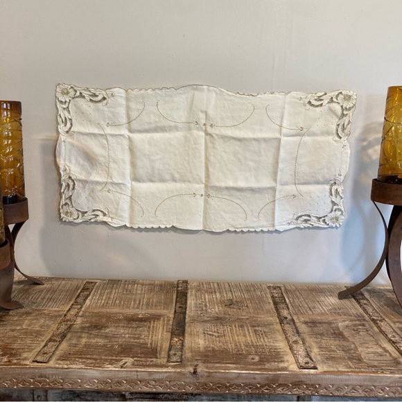 Vintage Off White & Tan Floral Design Table Runner 32.5” x 16.5” Scalloped Edge - Picture 12 of 13